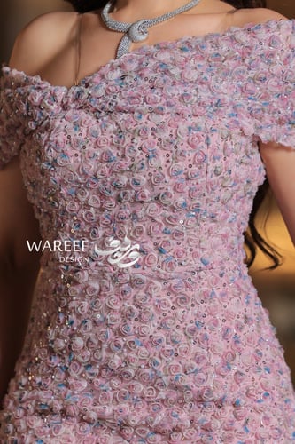 فستان وردي ناعم بنقشة بارزة وقصة اوف شولدر