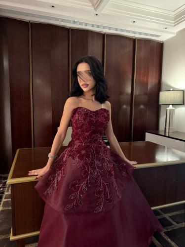 فستان سهره عودي مزين بالشك المورد