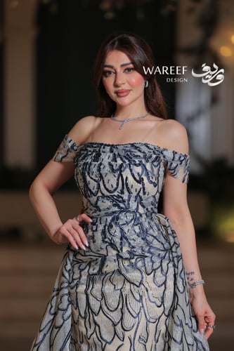 فستان سهرة سكري أوف شولدر تطريز كحلي ذيل منفوش