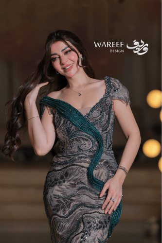 فستان سهرة بلون أخضر زمردي مطرّز بتفاصيل فاخرة وتص...