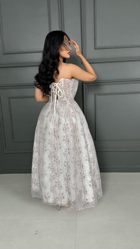 فستان سهرة راقي بتصميم أنيق وتطريز ناعم – أبيض ورد...