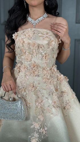 فستان سهرة اومبريه بياقة مكشوف