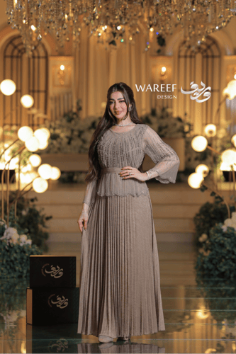 فستان سهرة بلون الشامبين بقصة طبقات وتنورة بليسيه