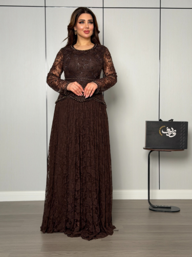 فستان بني شوكولاتة بدانتيل فاخر وتطريز خرزي راقٍ