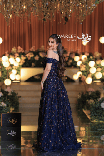 فستان سهرة كحلي ملكي بتطريز عنّابي فاخر وتصميم أكت...