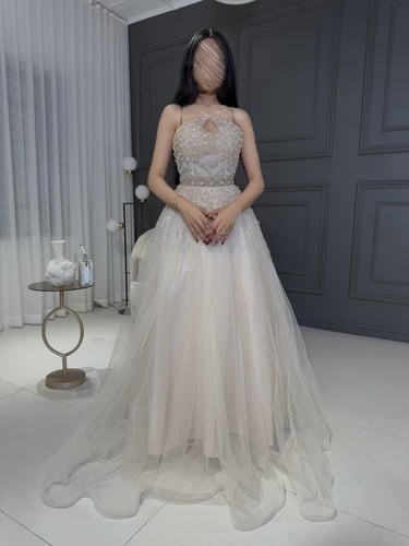 فستان سهرة طويل مزين بفصوص