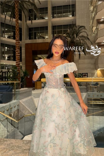 فستان سهرة سماوي أوف شولدر مطرز بالشك المشجر بتصمي...