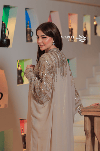 جلابية بيج ذهبية فاخرة قطعتين من الساتان والشيفون...