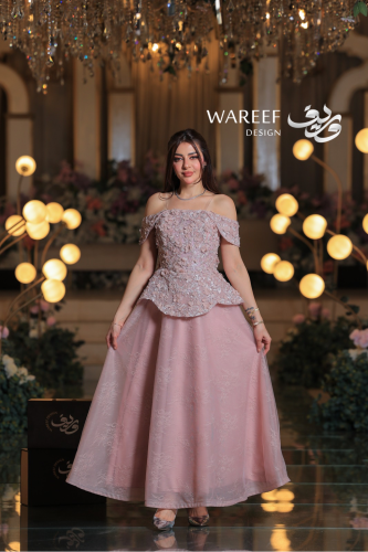 فستان سهرة وردي بتطريز زهري ثلاثي الأبعاد وقصّة أن...