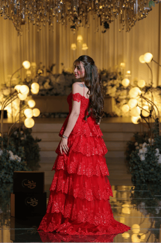 فستان سهرة أحمر بطبقات دانتيل مطرزة وقصة أوف شولدر