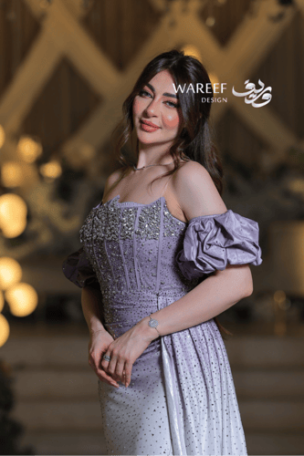 فستان سهرة طويل بلون بنفسجي فاتح بتدرج لؤلؤي وأكما...