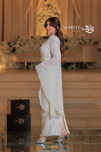 فستان ابيض ضيق مع اكمام طويله