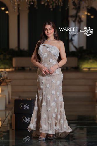 فستان سهرة بيج مزين بورود ثلاثية الأبعاد بتصميم أن...