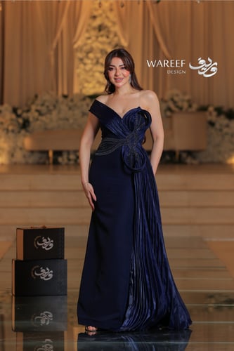 فستان كحلي ون شولدر مع ذيل جانبي