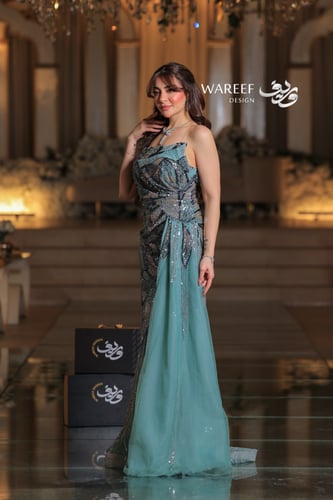 فستان مطرز بالوان مختلفه وذيل جانبي