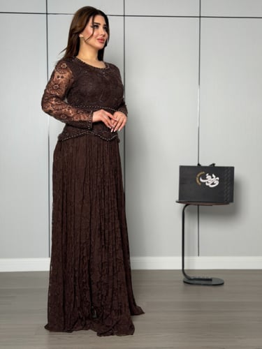 فستان بني شوكولاتة بدانتيل فاخر وتطريز خرزي راقٍ