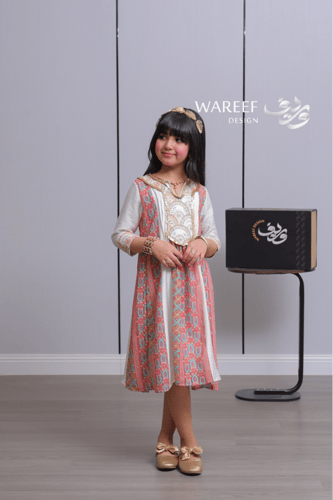 جلابية بناتي أوف وايت بنقوش تراثية وردية