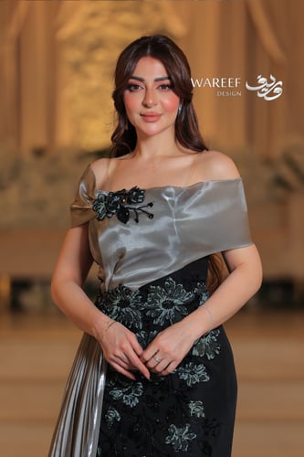 فستان اسود و زيتي فاتح مزين بالشك وذيل جانبي