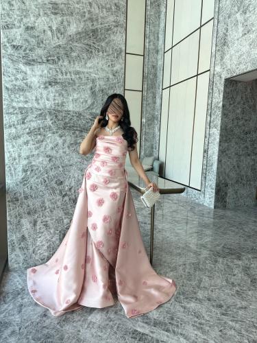 فستان وردي بذيل طويل مزين بورود