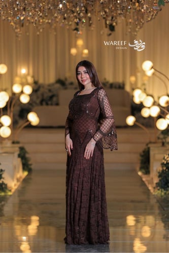 فستان سهرة فاخر بتطريز هندسي وأكمام شبكية واسعة