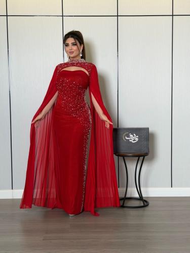 فستان سهرة أحمر ناري بتطريز كريستالي وأكمام كيب فا...