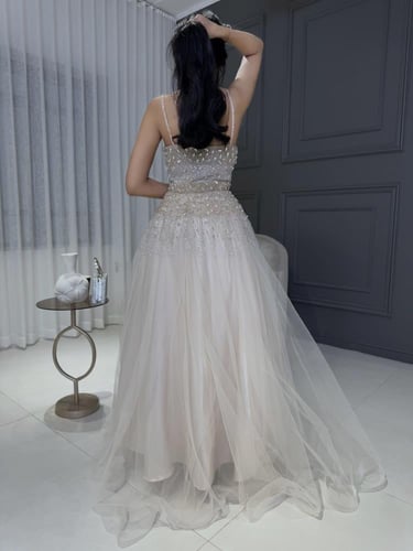 فستان سهرة طويل مزين بفصوص