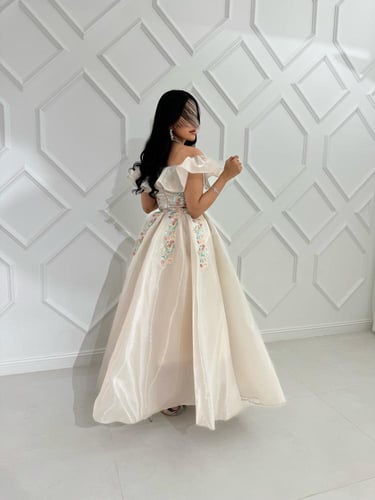 فستان سهرة كلوش بتطريز راقي