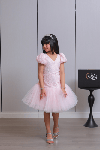 فستان بناتي وردي بتصميم تول أميري وتنورة منفوشة
