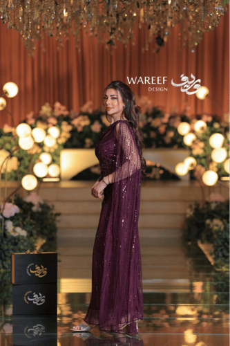 فستان سهرة خمري فاخر بتطريز ترتر لامع وتصميم كتف و...