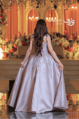 فستان ليلكي طويل منفوش بتطريز يدوي من الترتر والكر...