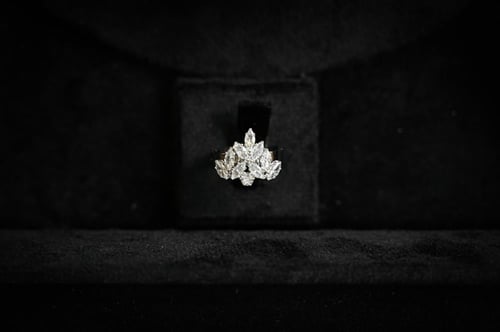 طقم زركون فضي مع ساعة بتصميم فاخر من WAREEF