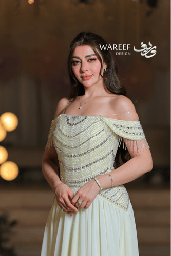 فستان سهرة ليموني مطرّز بالكامل بتطريزات هندسية وك...