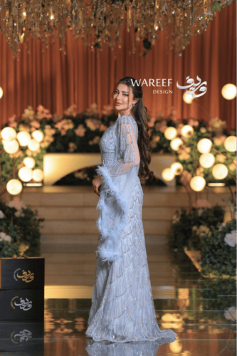 فستان سهرة فضّي ثلجي فاخر بتطريز كريستالي وأكمام ش...