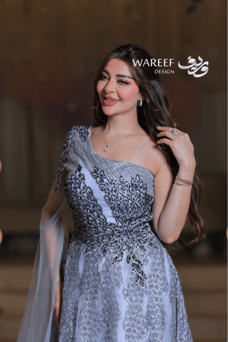 فستان سهرة فضي ملكي بكتفٍ واحد وتطريز فاخر لإطلالة...