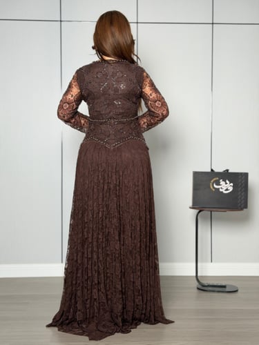 فستان بني شوكولاتة بدانتيل فاخر وتطريز خرزي راقٍ