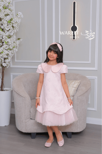 فستان بناتي وردي ناعم بطبقات تول وقصّة أنيقة بلمسة...