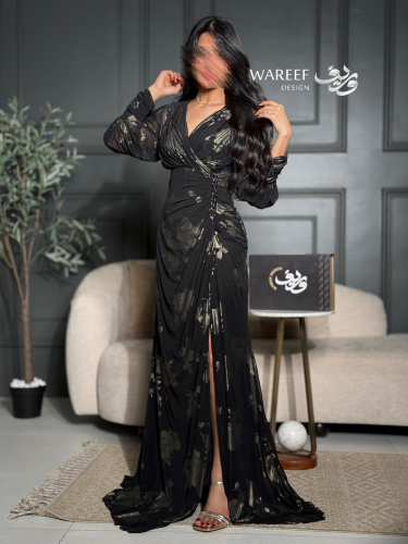 فستان أسود فاخر بلمسات ذهبية وقصّة أنثوية جذابة