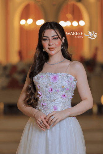 فستان سهرة سكري مزخرف بالورود