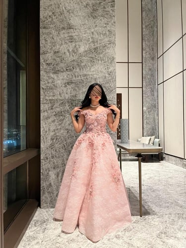 ‎فستان دانتيل سهرة وردي بزهور ناعمة