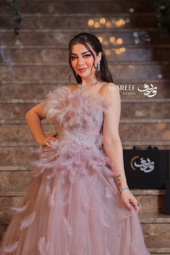 فستان سهره وردي مزين بالريش
