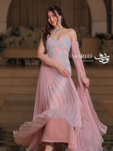 فستان سهره باللون الزهري وكسرات باليد والذيل