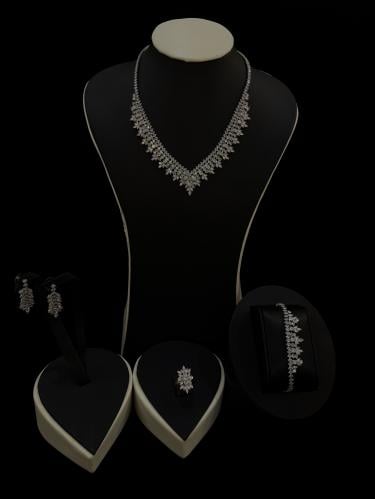 طقم زركون فضي بتصميم زهور متراصّة