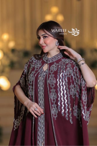 جلابية فاخرة بتطريز ملكي وتصميم قطعتين