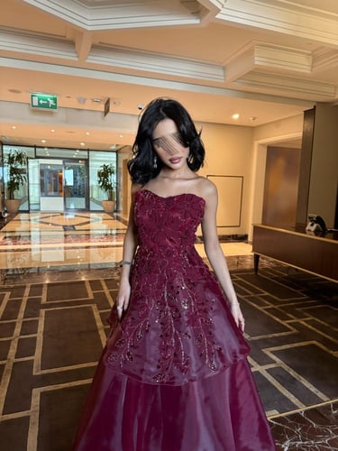 فستان سهره عودي مزين بالشك المورد