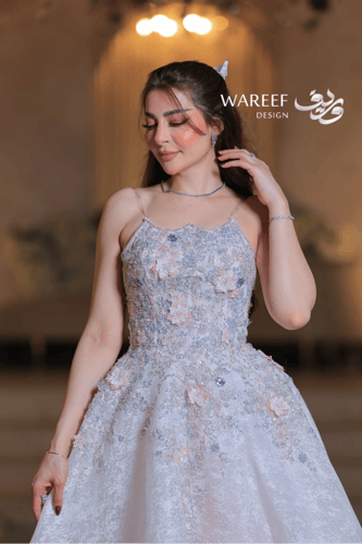 فستان سكري اسهرة منفوش مطرز بتفاصيل زهرية رقيقة وح...