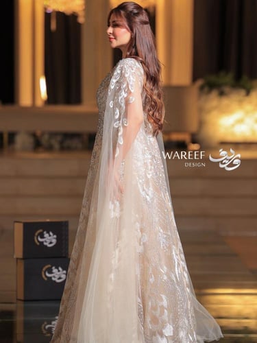 فستان سهرة بيج بتطريز لامع وأكمام طويلة واسعة لمسة...