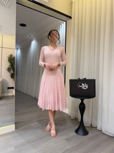 فستان ميدي وردي ناعم بنقشة أنثوية وقصّة انسيابية ر...