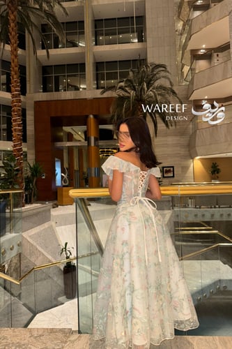 فستان سهرة سماوي أوف شولدر مطرز بالشك المشجر بتصمي...