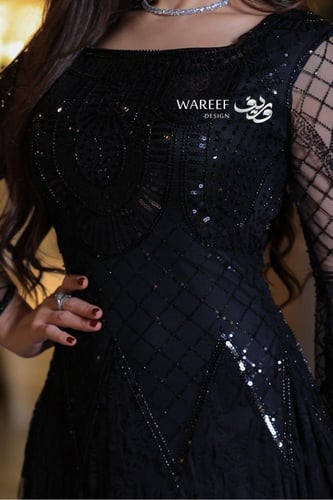 فستان سهرة فاخر بتطريز هندسي وأكمام شبكية واسعة