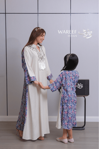 جلابية أوف وايت بتطريز تراثي فضي ولمسات مزخرفة ناع...